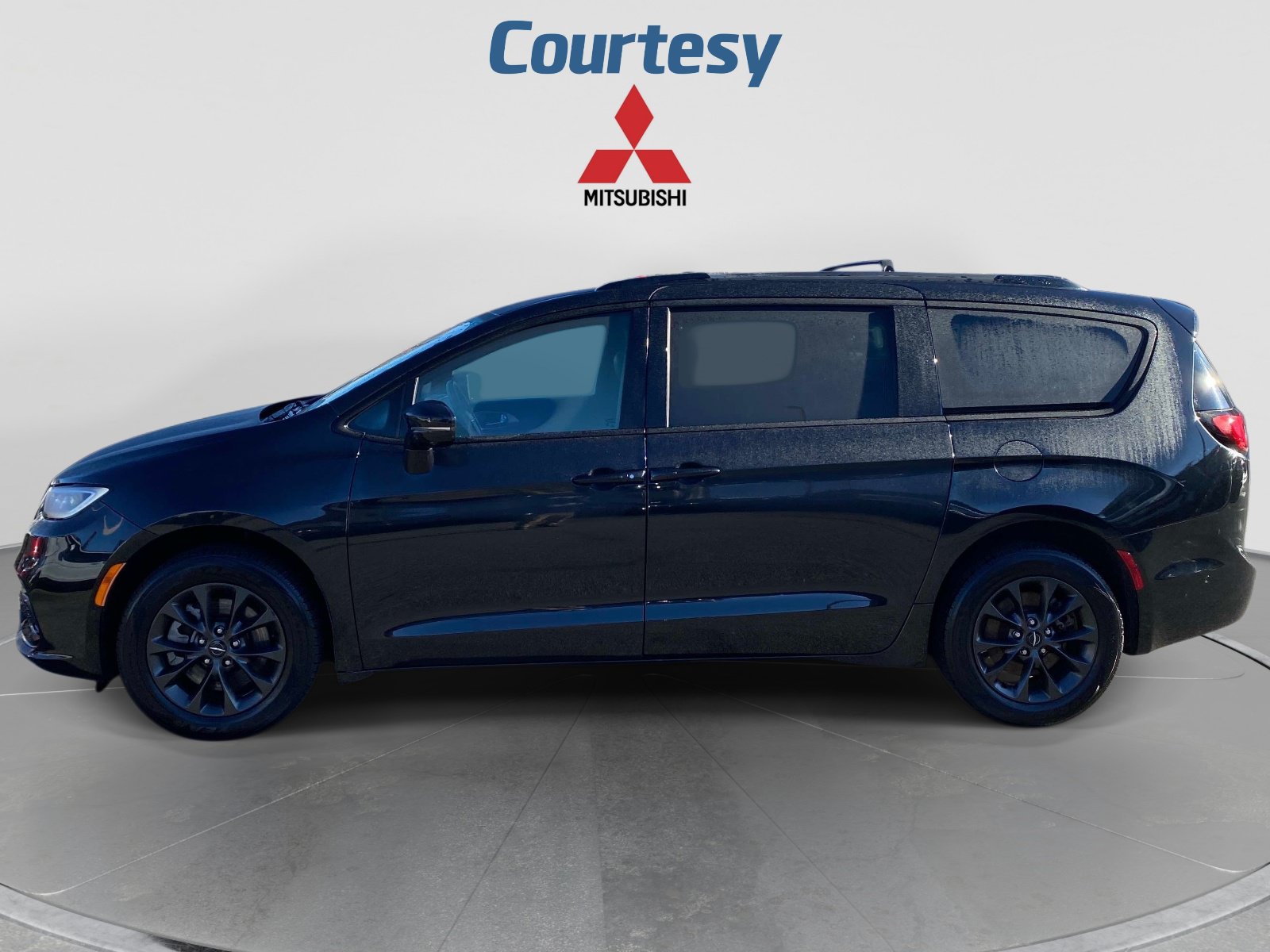 Used 2021 Chrysler Pacifica Touring-L w/ Premium & Safety Sphere Group AWD/4WD image 2