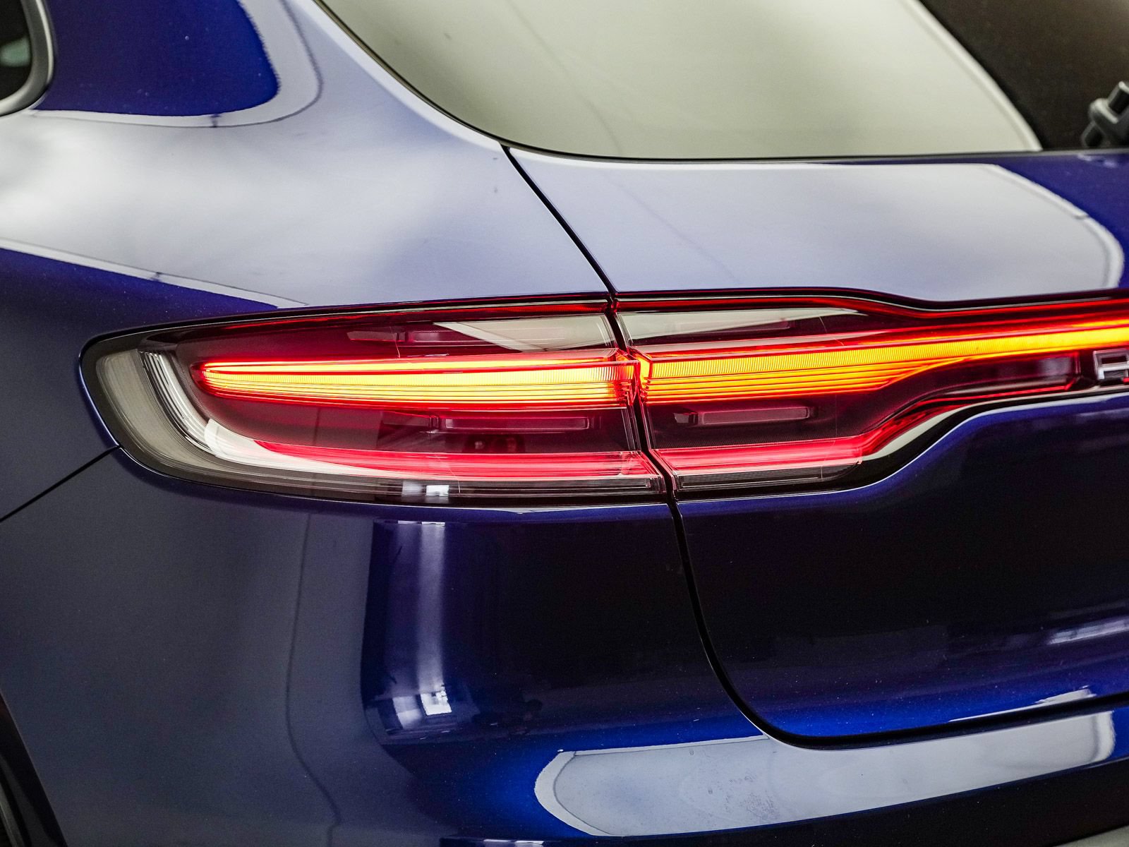 Certified 2026 Porsche Macan AWD/4WD image 8