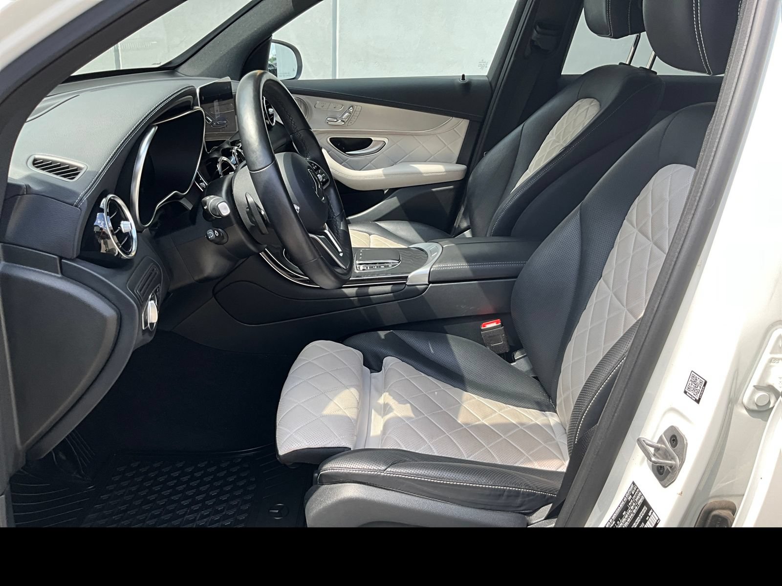 Used 2021 Mercedes-Benz GLC 300 4MATIC image 2