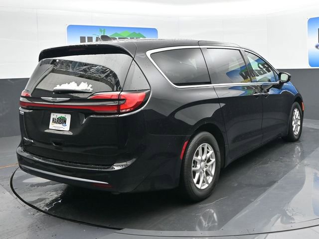 Used 2025 Chrysler Pacifica Select image 5