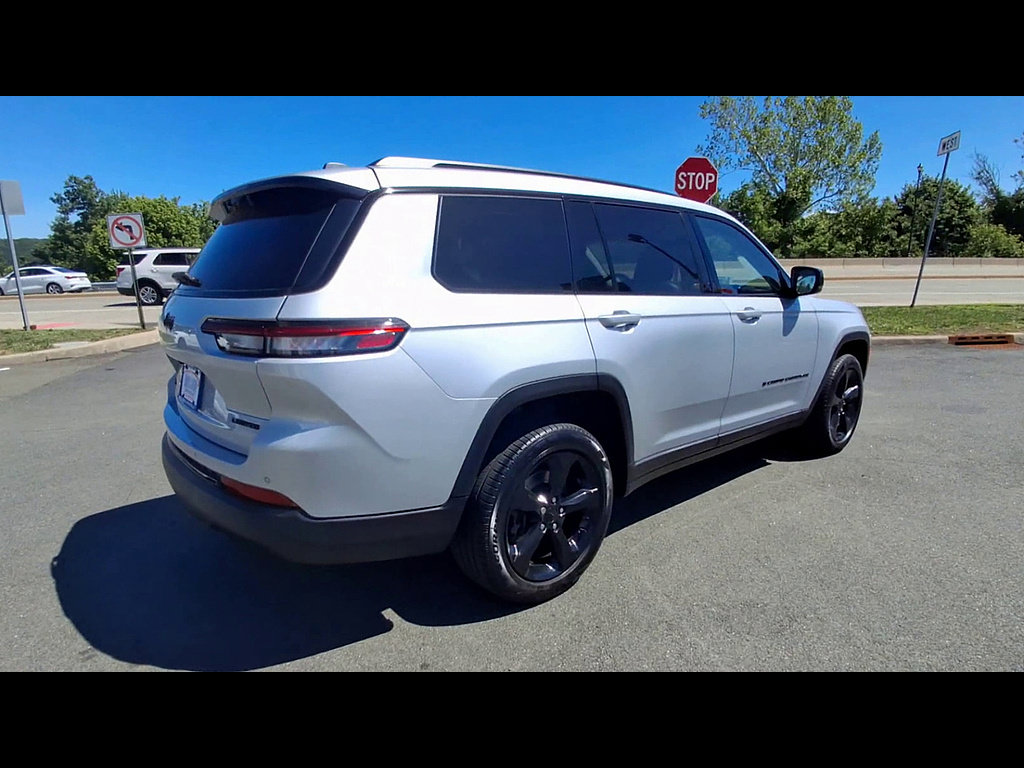 Used 2022 Jeep Grand Cherokee L Limited w/ Black Appearance Package AWD/4WD image 8