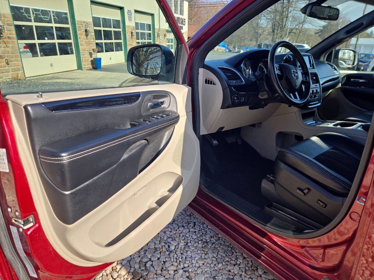 Used 2019 Dodge Grand Caravan SXT image 18