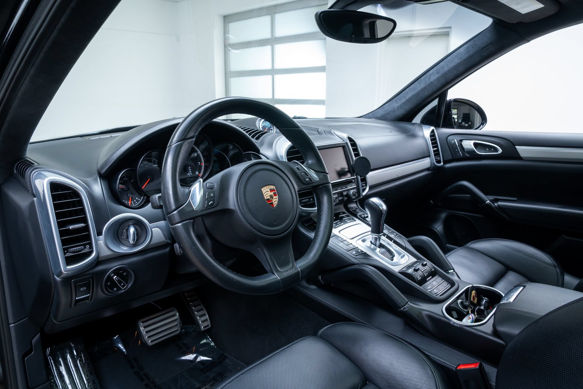 Used 2014 Porsche Cayenne Turbo w/ Comfort Plus Package (PU4) AWD/4WD image 20