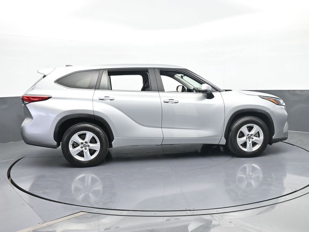 Used 2023 Toyota Highlander LE image 7