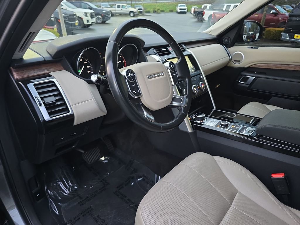 Used 2017 Land Rover Discovery HSE image 11