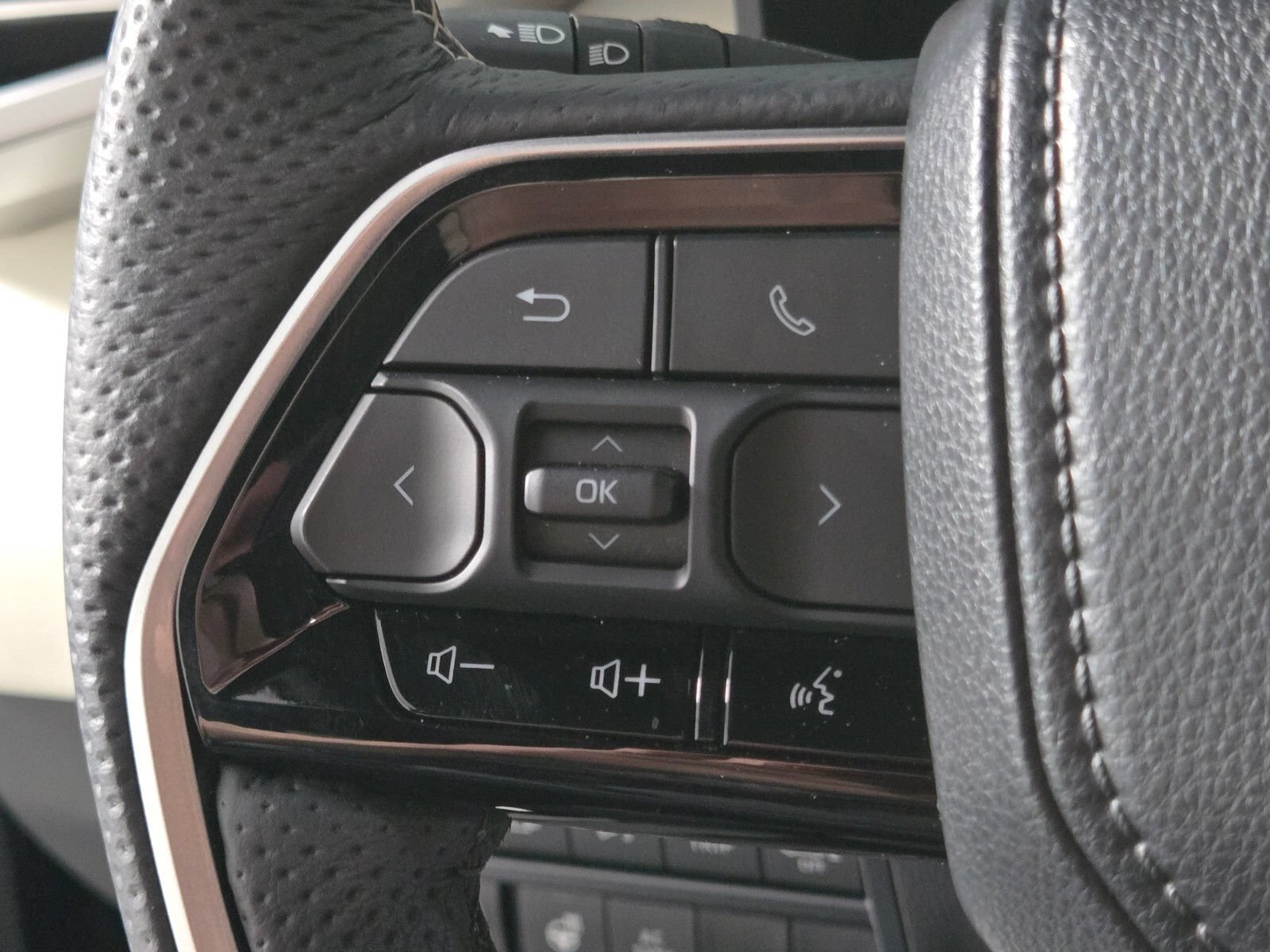 Used 2025 Toyota Sequoia Capstone AWD/4WD image 27