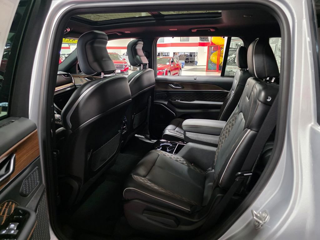 Used 2024 Jeep Grand Cherokee L Summit w/ Luxury Tech Group V image 21