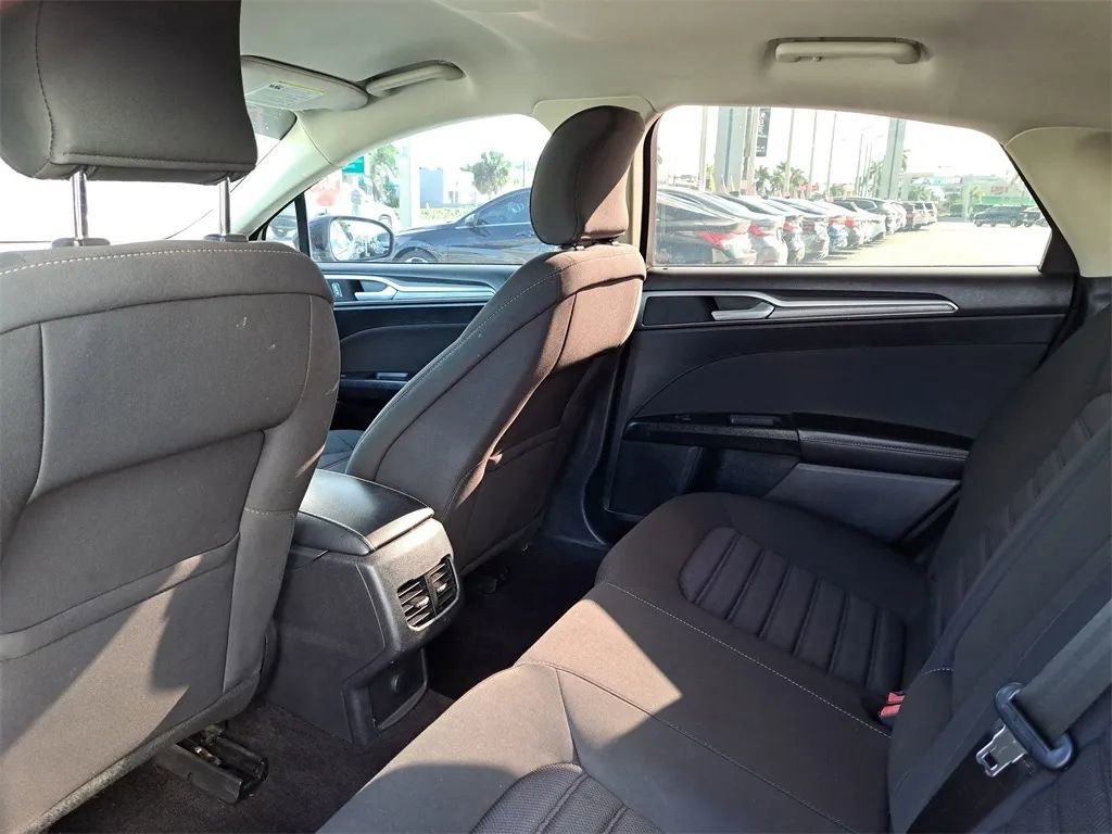 Used 2019 Ford Fusion SE image 18