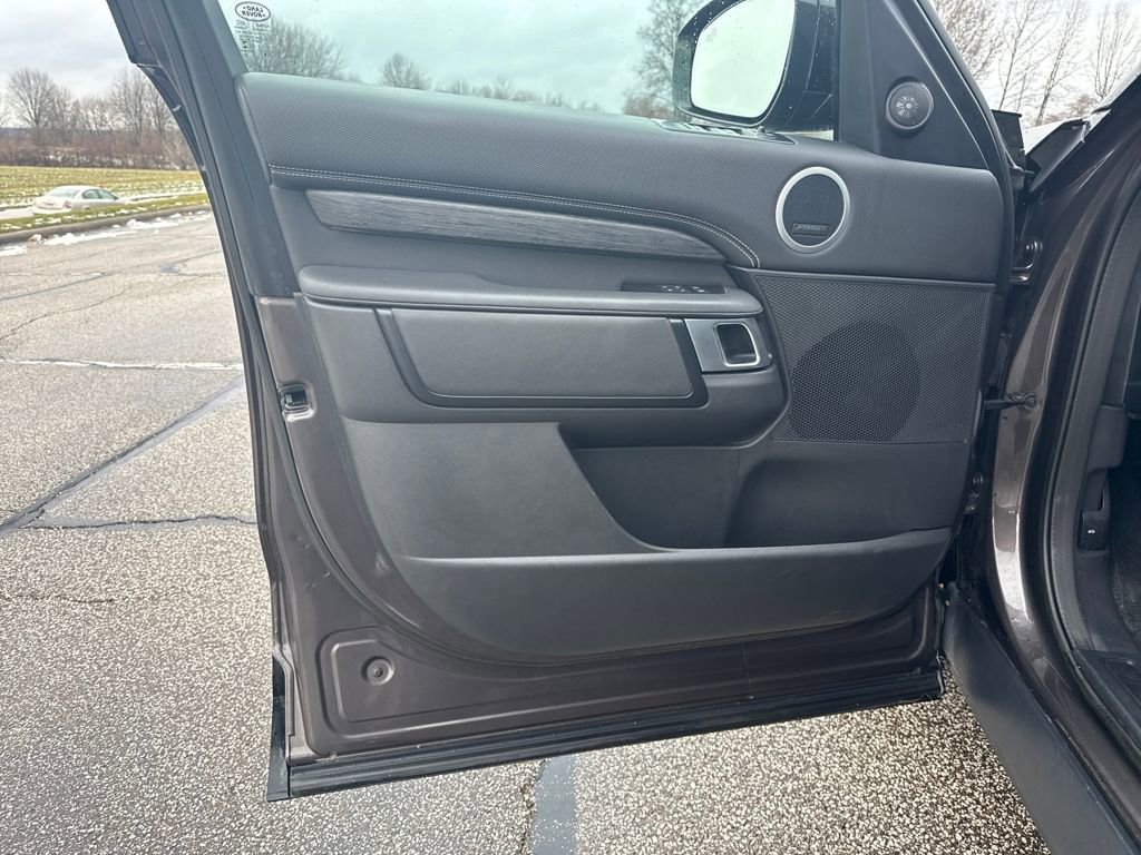 New 2023 Land Rover Discovery S R-Dynamic image 9