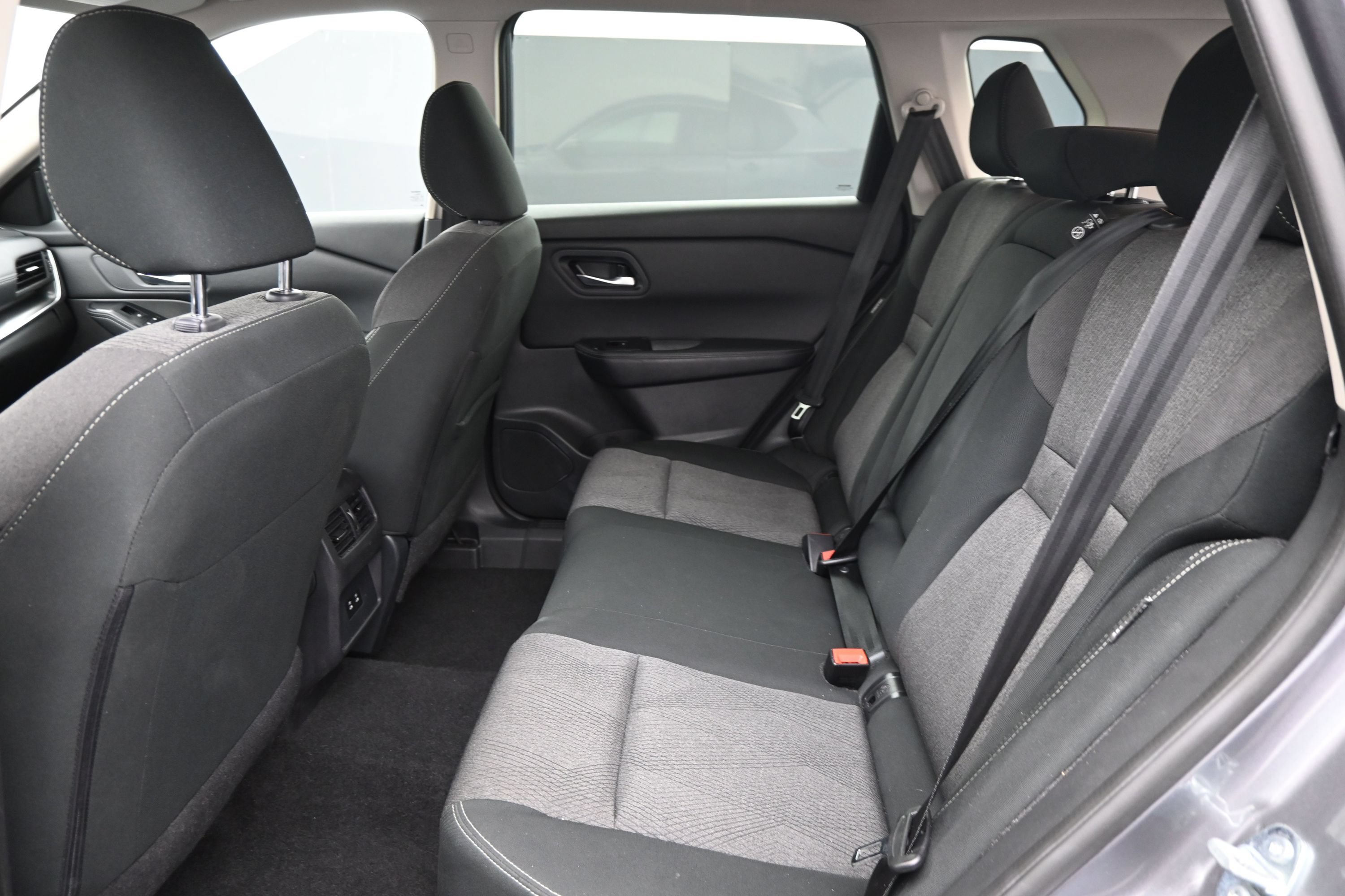 Used 2025 Nissan Rogue SV FWD image 17