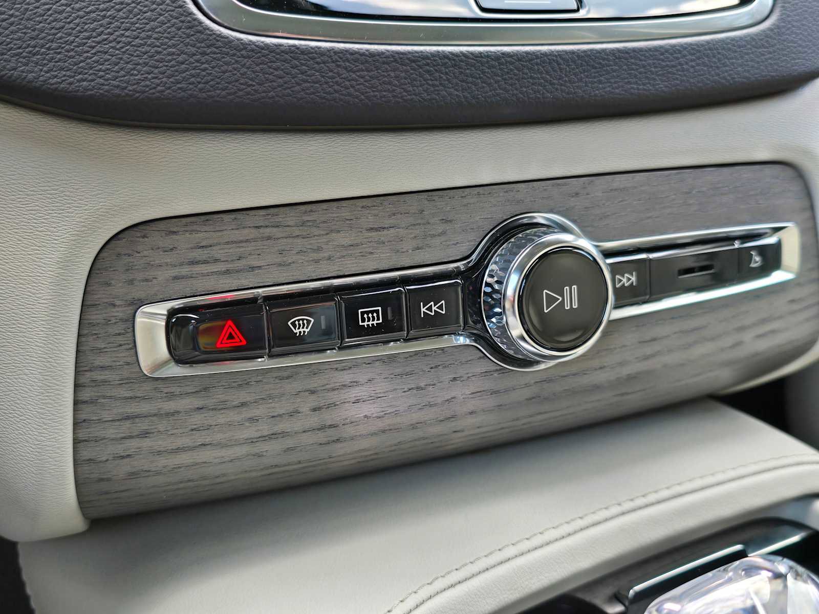 Used 2024 Volvo XC90 B6 Ultimate w/ Protection Package Premier image 28