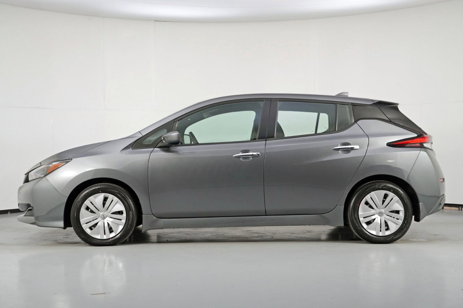 Used 2025 Nissan Leaf S image 41