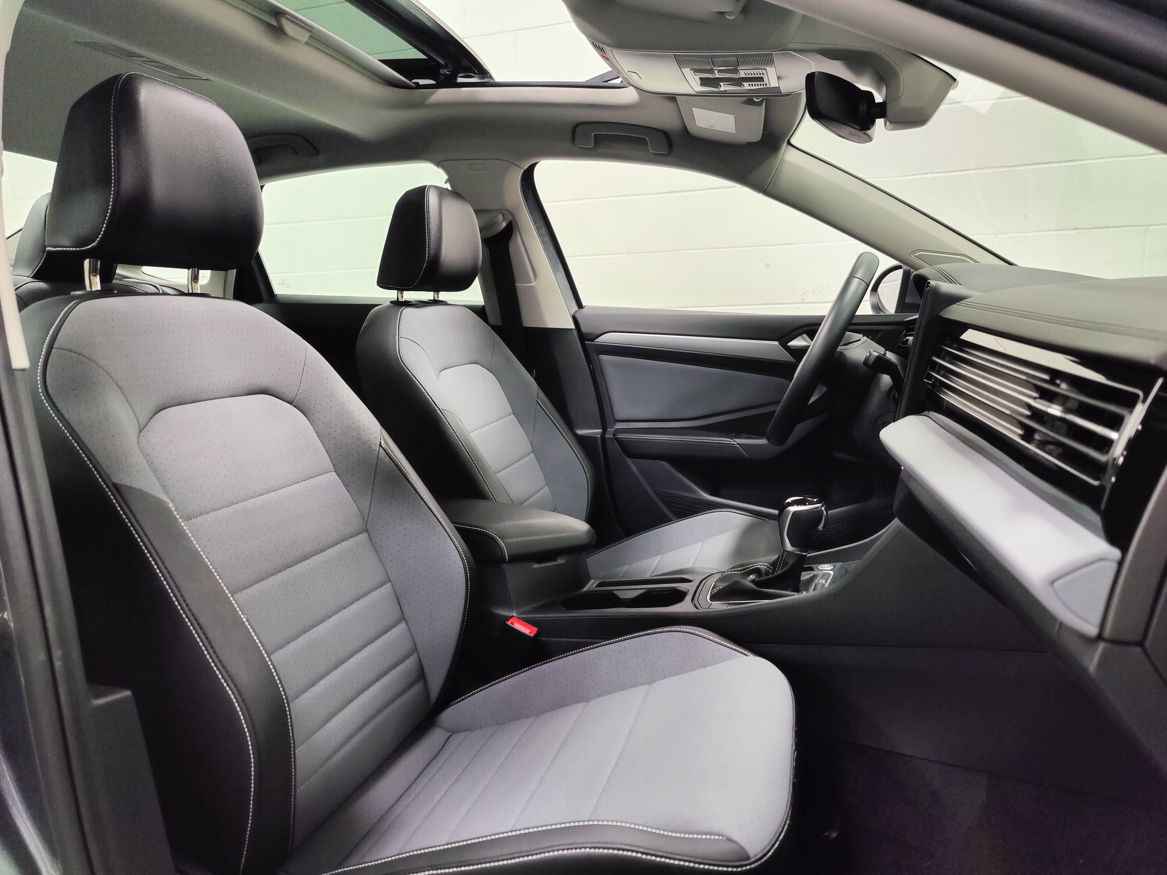 Used 2026 Volkswagen Jetta SE FWD image 4