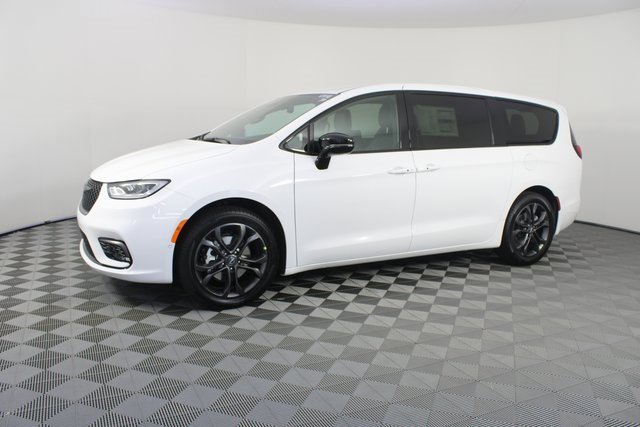 New 2026 Chrysler Pacifica Select image 2