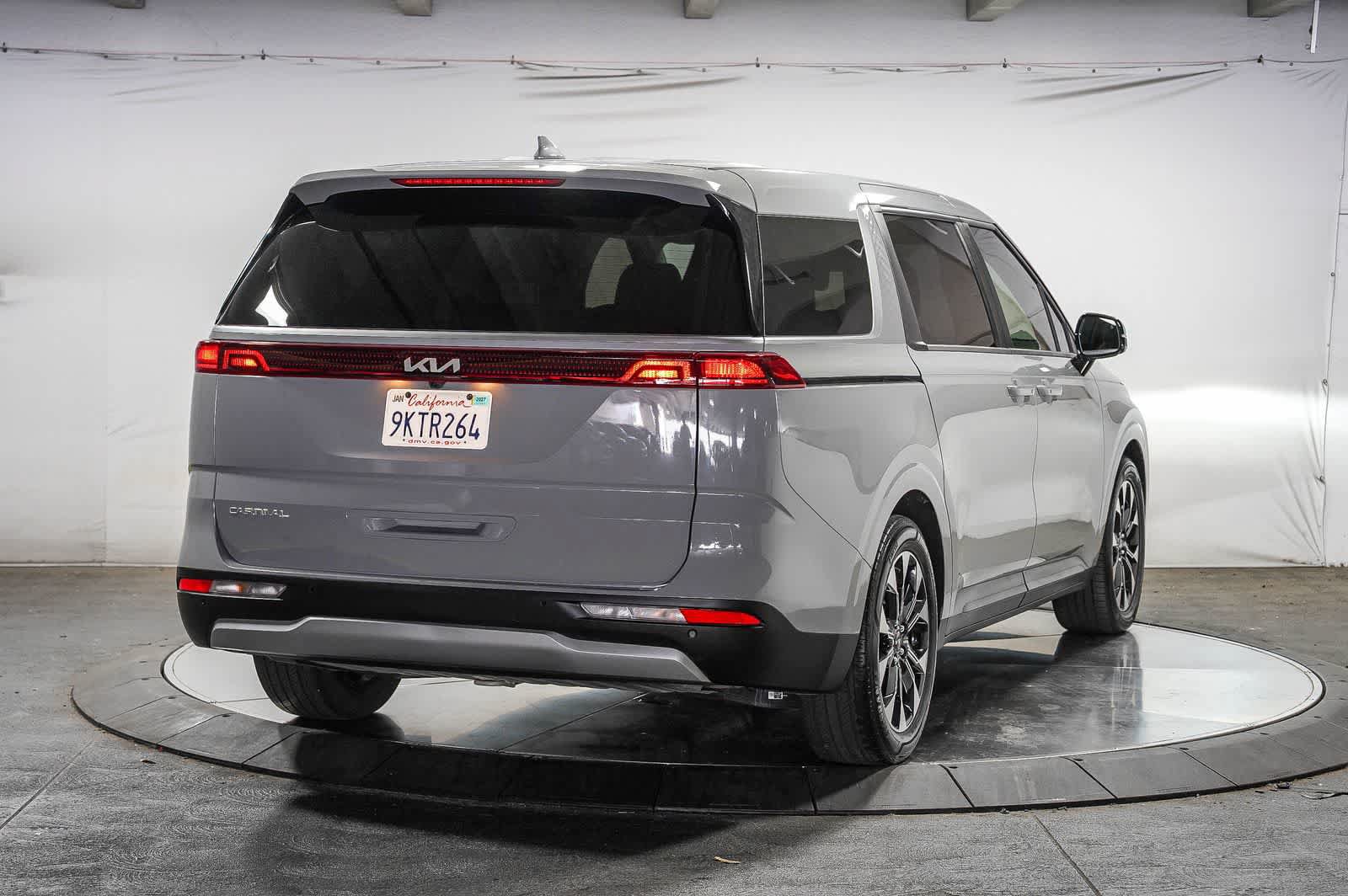 Used 2024 Kia Carnival EX FWD image 4