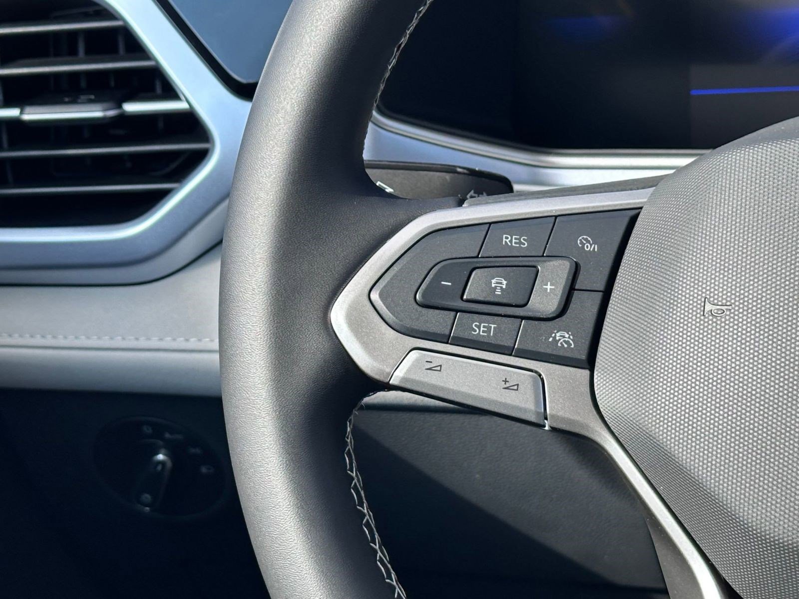 New 2026 Volkswagen Taos SE image 15