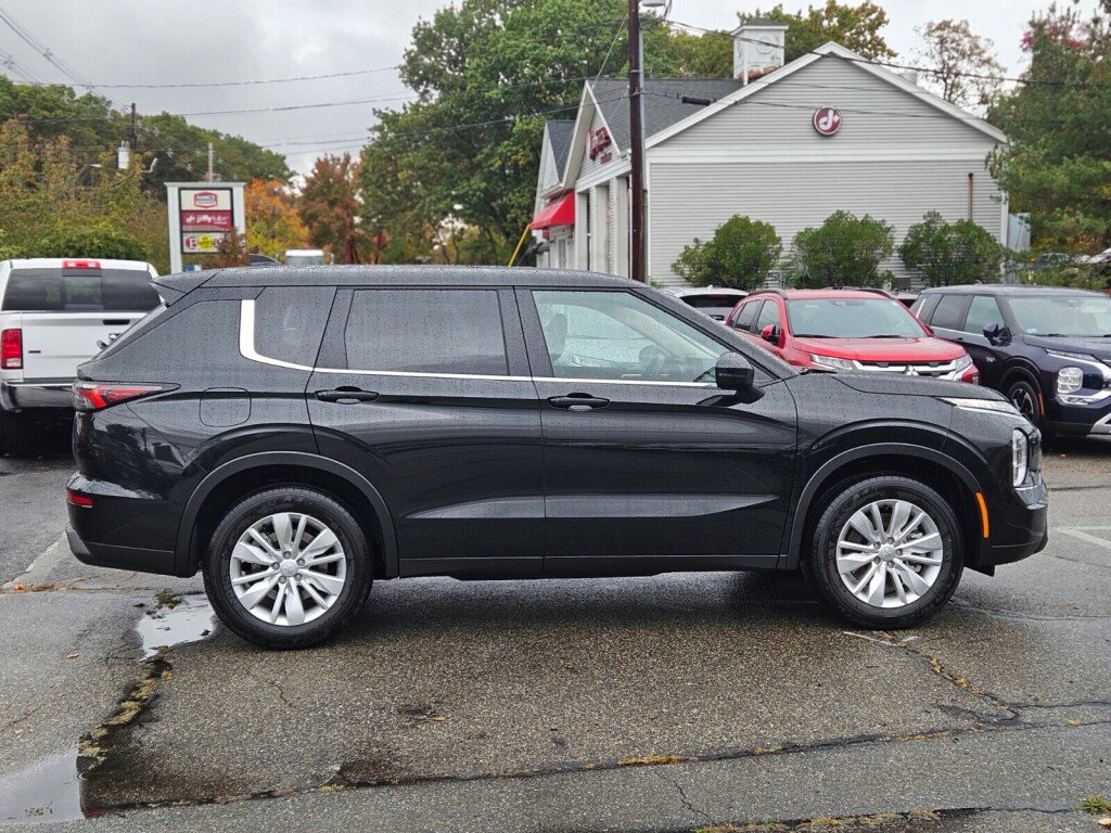 New 2025 Mitsubishi Outlander ES image 6