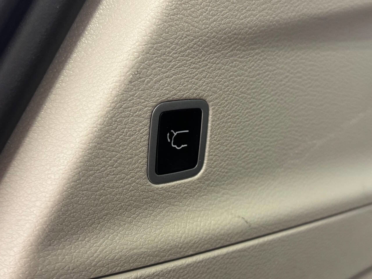 Used 2024 Chrysler Pacifica Touring-L FWD image 16