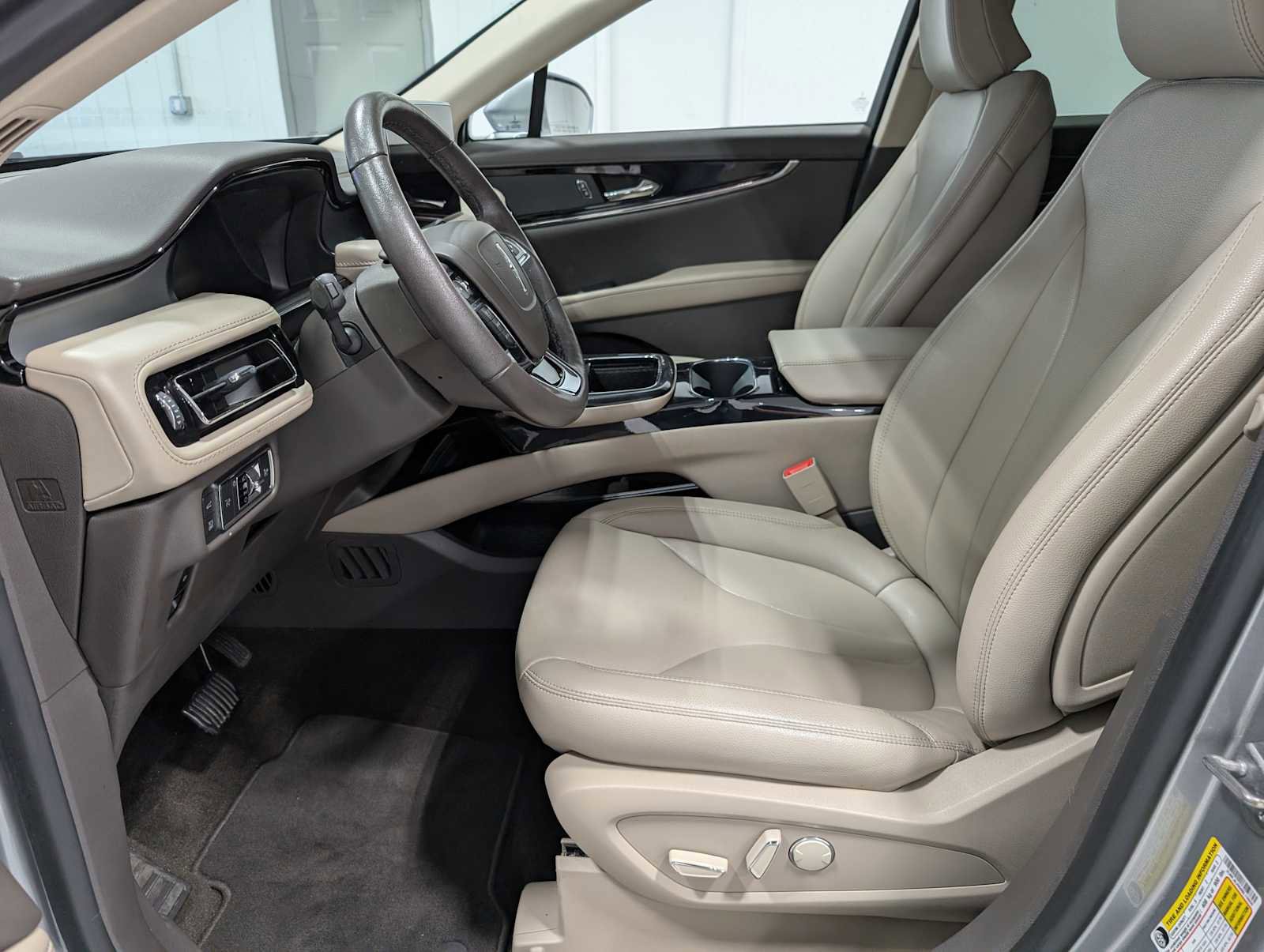 Used 2022 Lincoln Nautilus Standard image 4