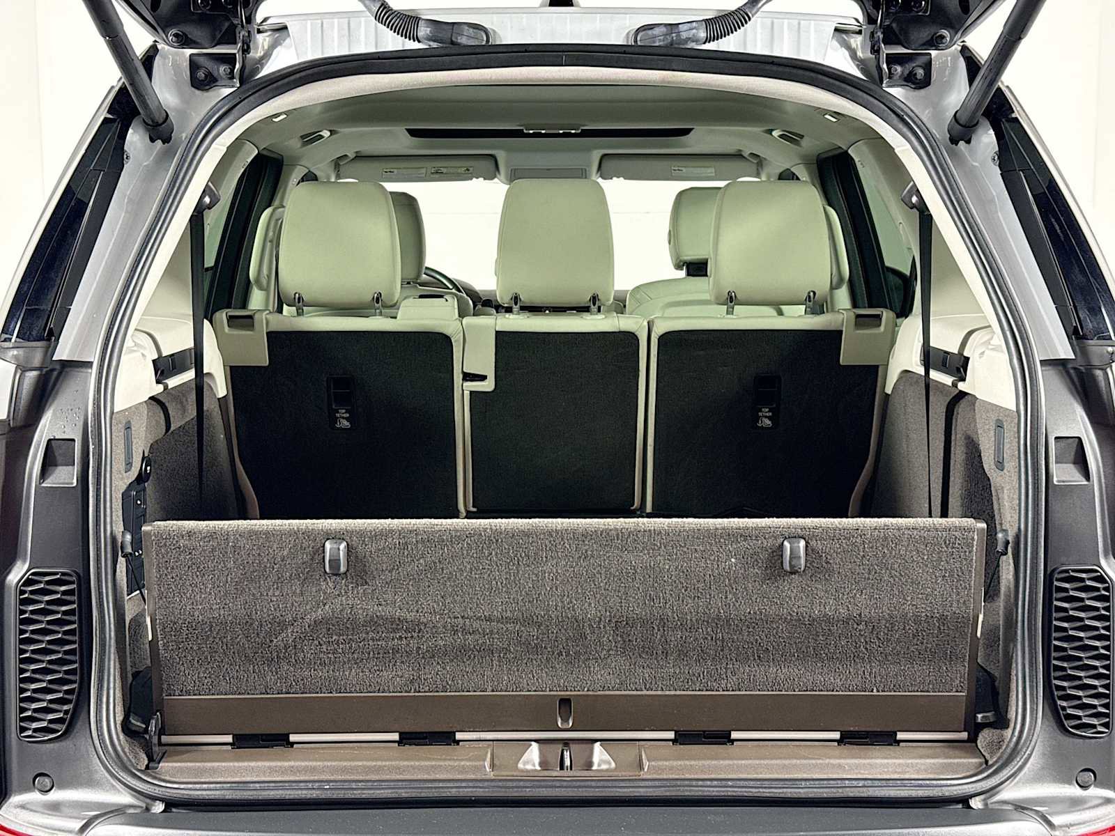 Used 2020 Land Rover Discovery HSE image 25