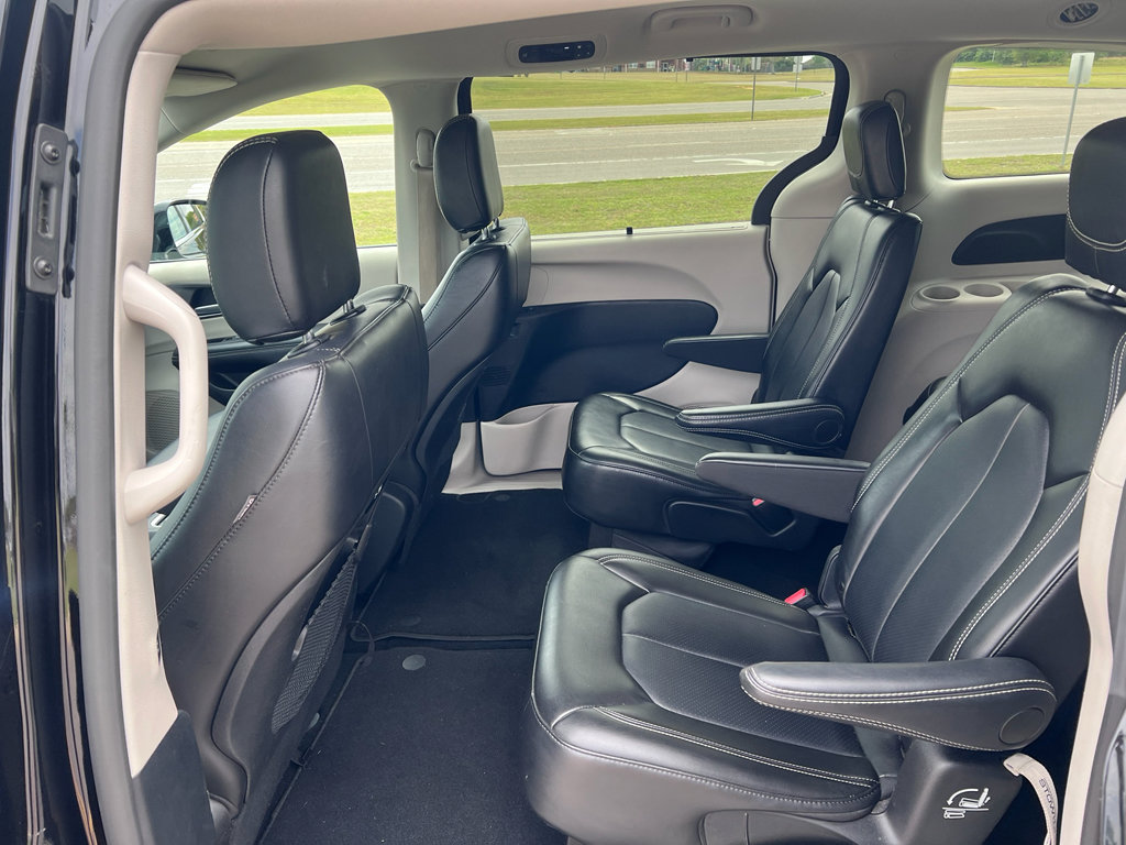 Used 2024 Chrysler Pacifica Touring-L image 18