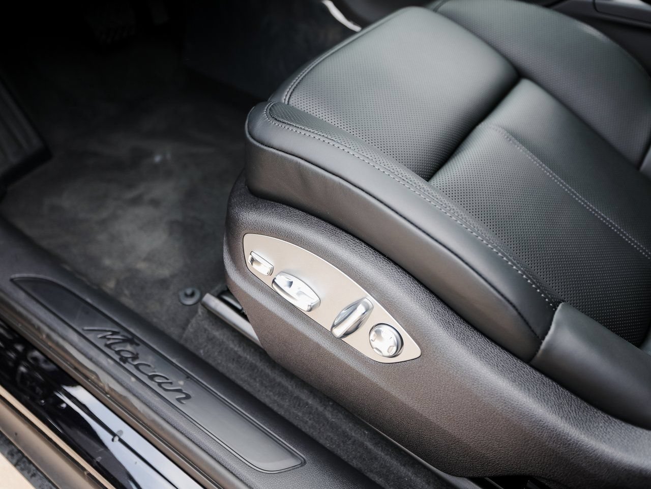 Certified 2026 Porsche Macan AWD/4WD image 14