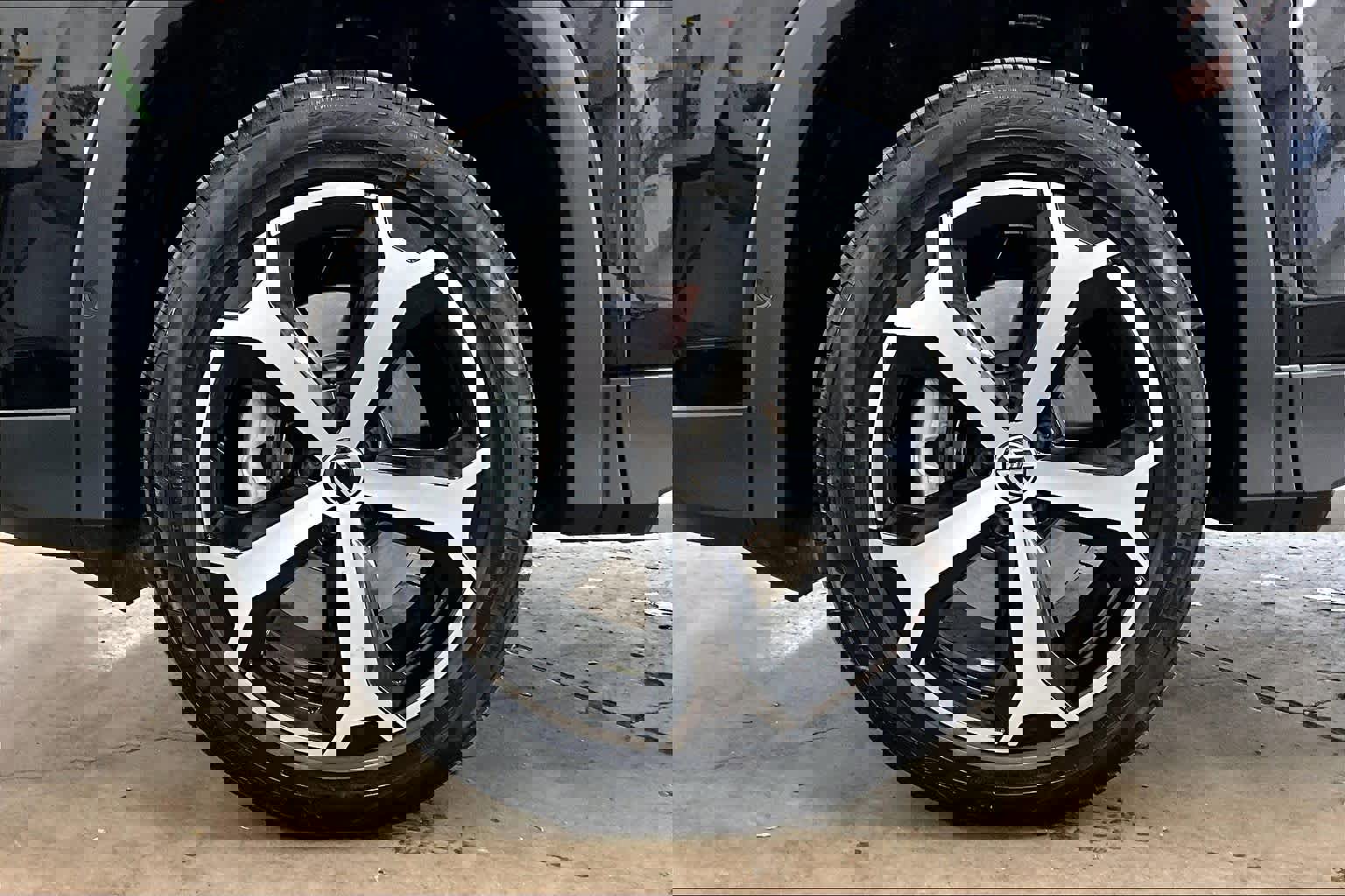 Used 2025 Volkswagen Tiguan SE image 12