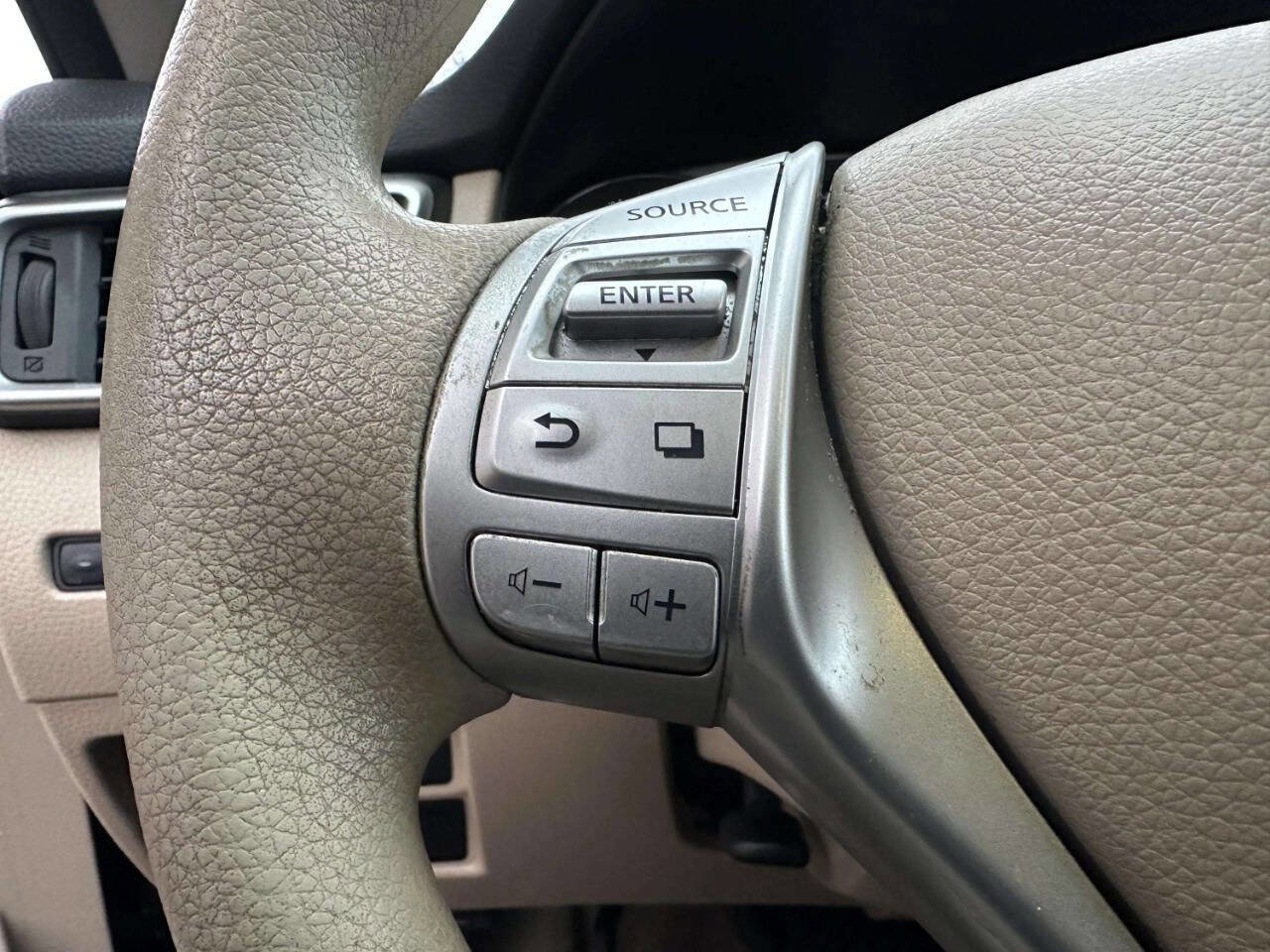 Used 2014 Nissan Rogue SV image 25