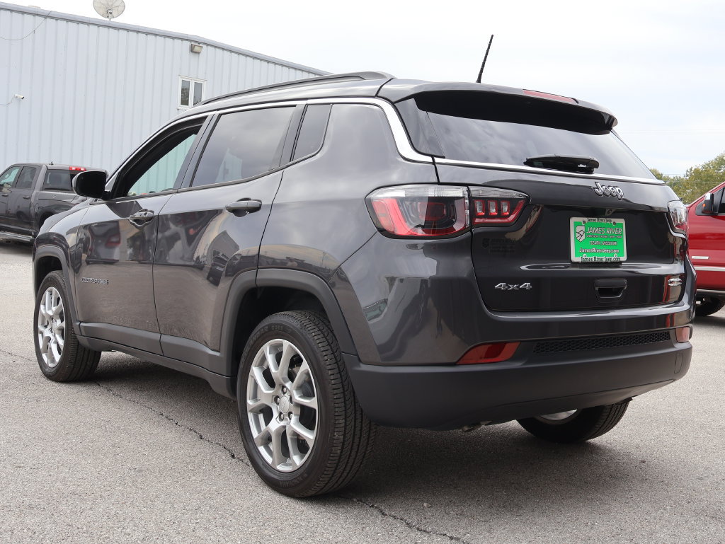 Used 2024 Jeep Compass Latitude AWD/4WD image 3