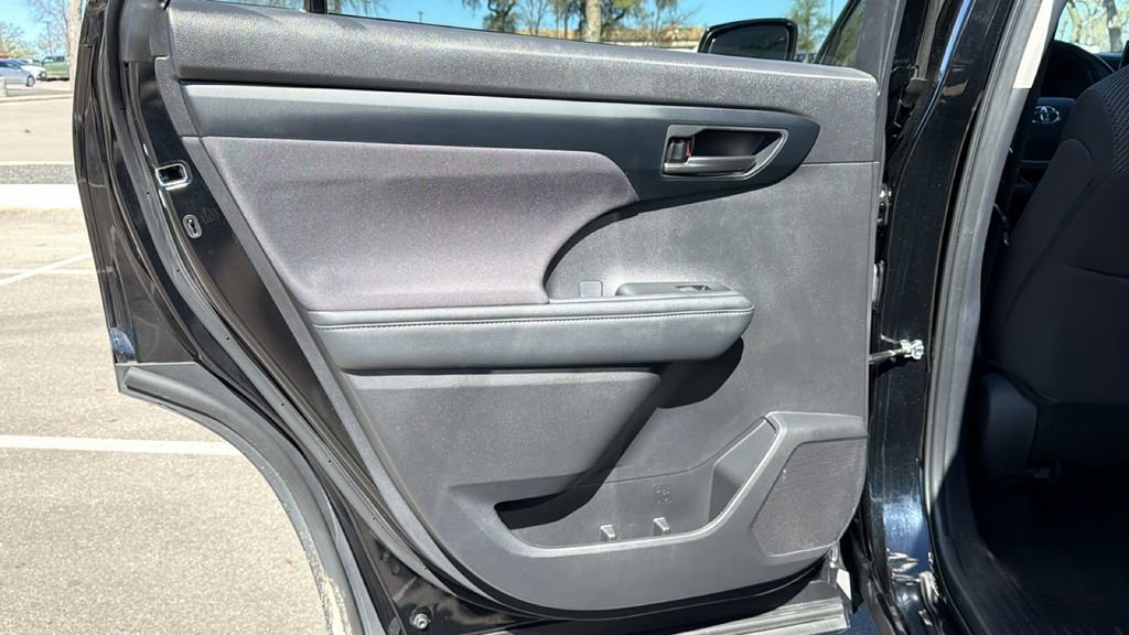 Certified 2025 Toyota Highlander LE image 33