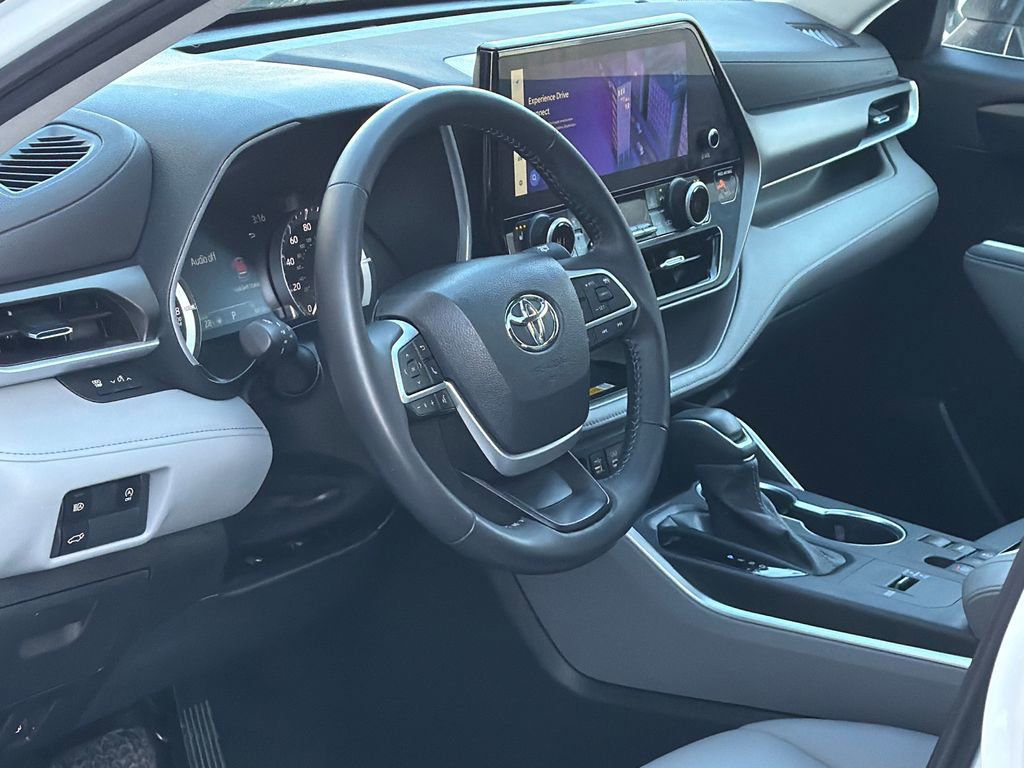 Used 2023 Toyota Highlander XLE image 16