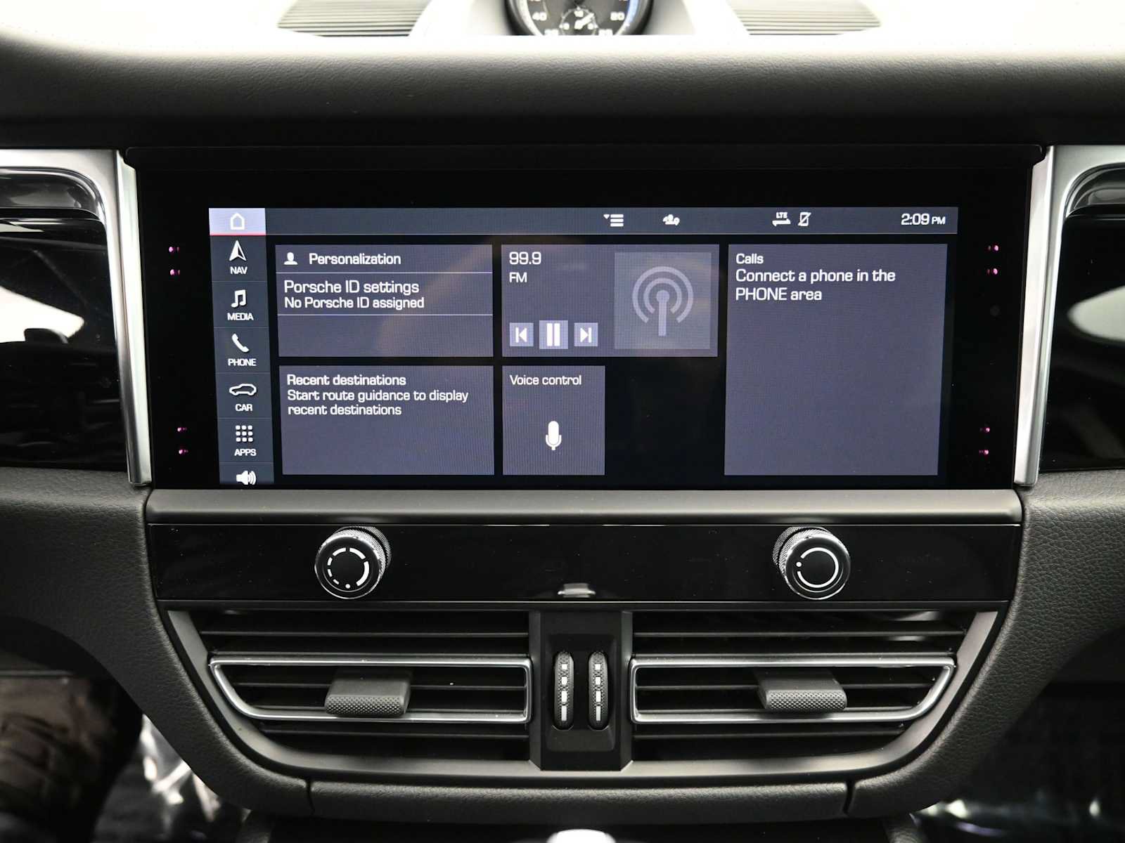 Certified 2025 Porsche Macan Turbo AWD/4WD image 16