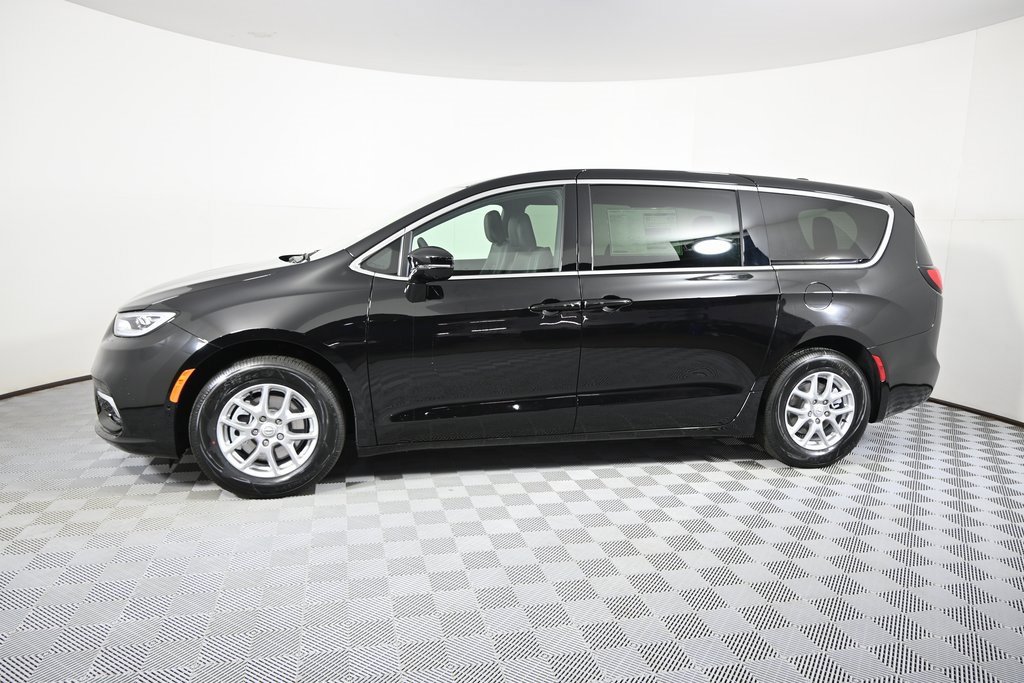 New 2026 Chrysler Pacifica Select image 2