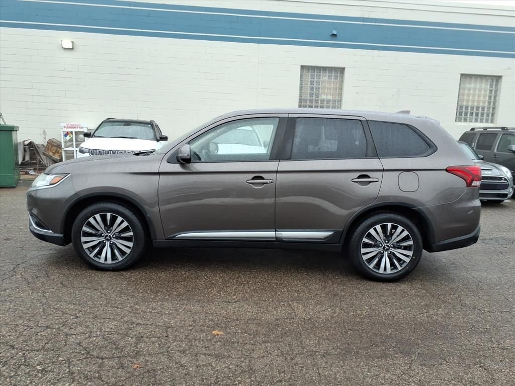 Used 2019 Mitsubishi Outlander FWD image 2