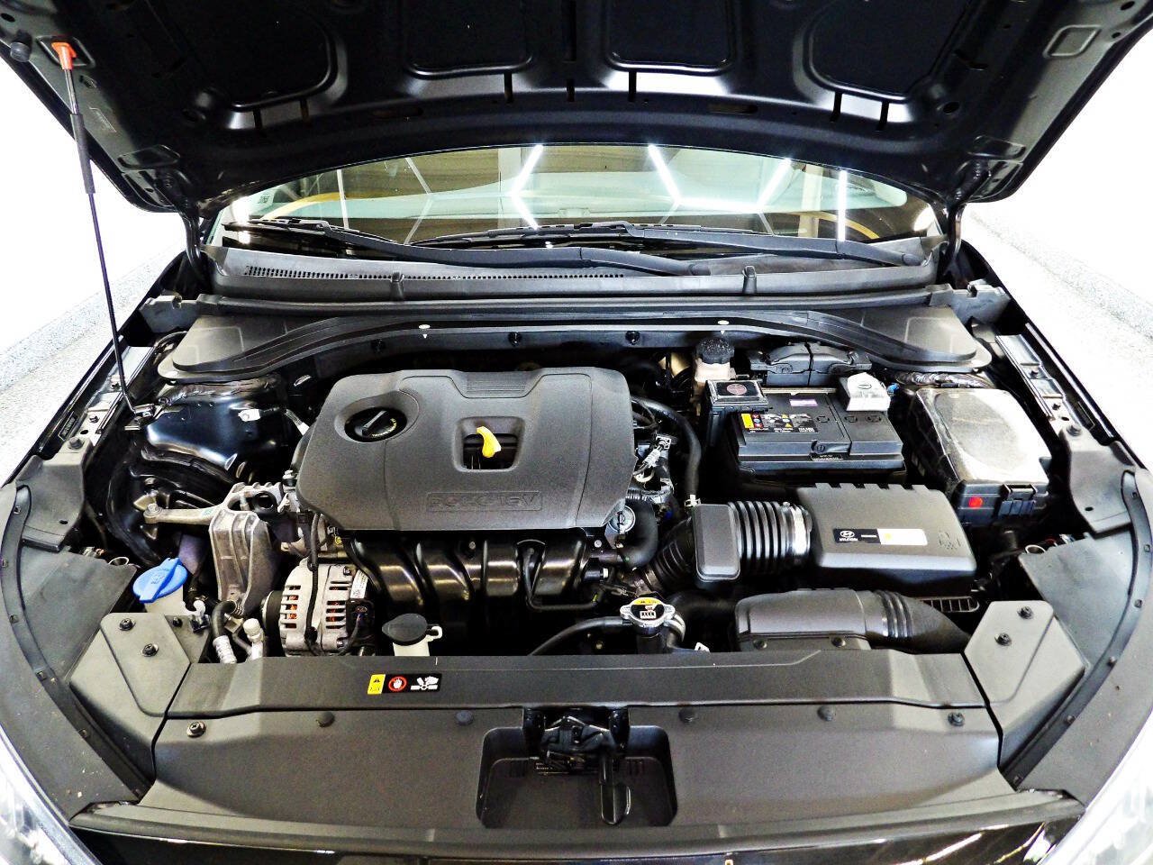 Used 2019 Hyundai Elantra SE w/ Cargo Package FWD image 4