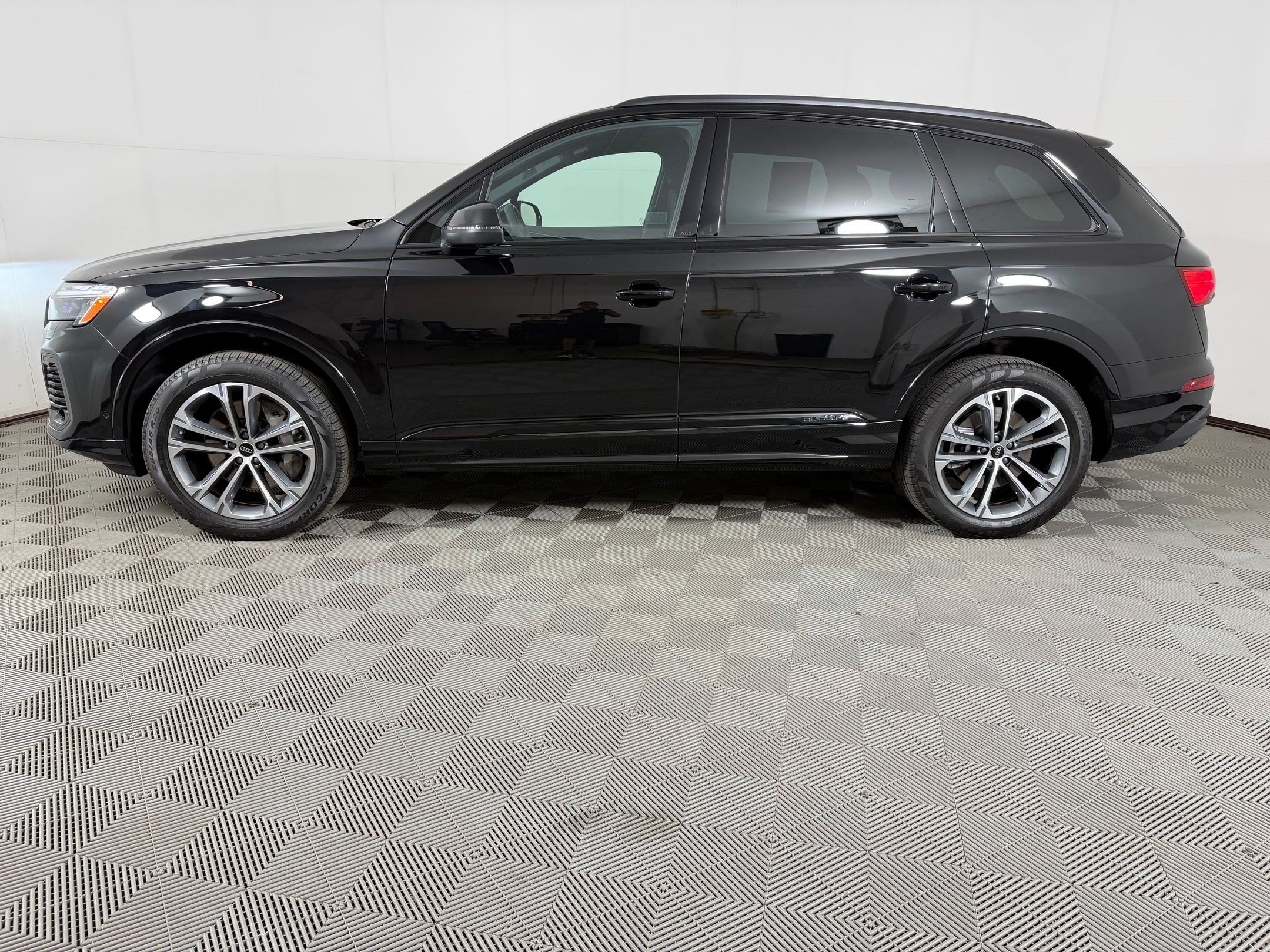 Certified 2026 Audi Q7 2.0T Premium w/ Convenience Plus Package AWD/4WD image 2