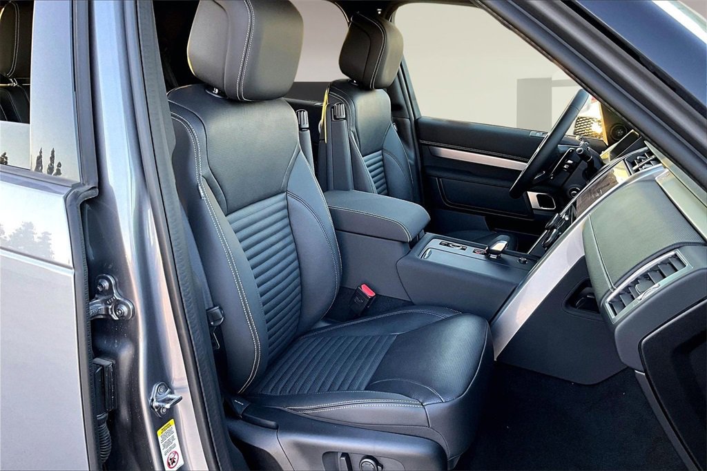 New 2025 Land Rover Discovery Dynamic SE image 11