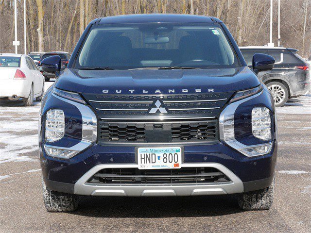 Used 2022 Mitsubishi Outlander SE image 2