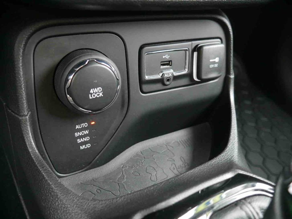 Used 2017 Jeep Renegade Altitude AWD/4WD image 29
