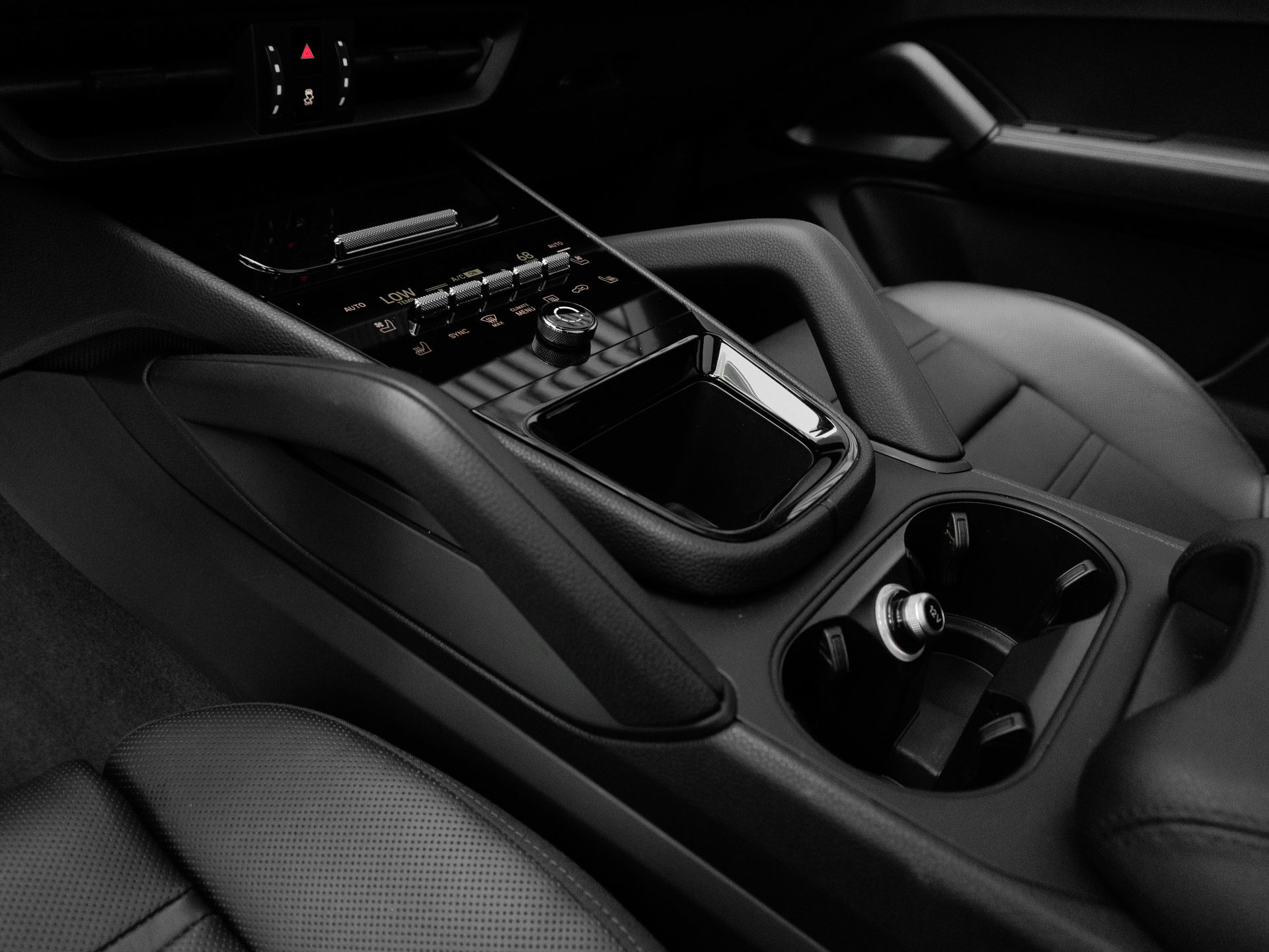 Certified 2025 Porsche Cayenne Coupe AWD/4WD image 24