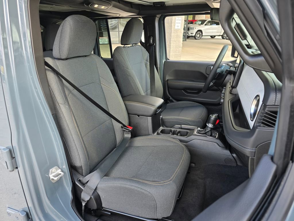 Used 2025 Jeep Wrangler Unlimited Sahara w/ Safety Group image 32