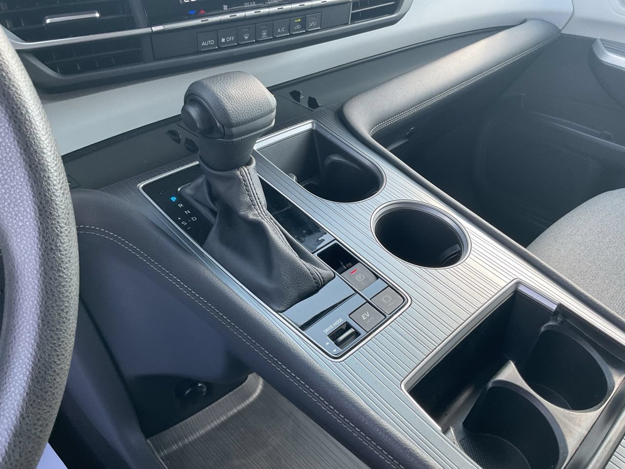 Used 2025 Toyota Sienna LE FWD image 25
