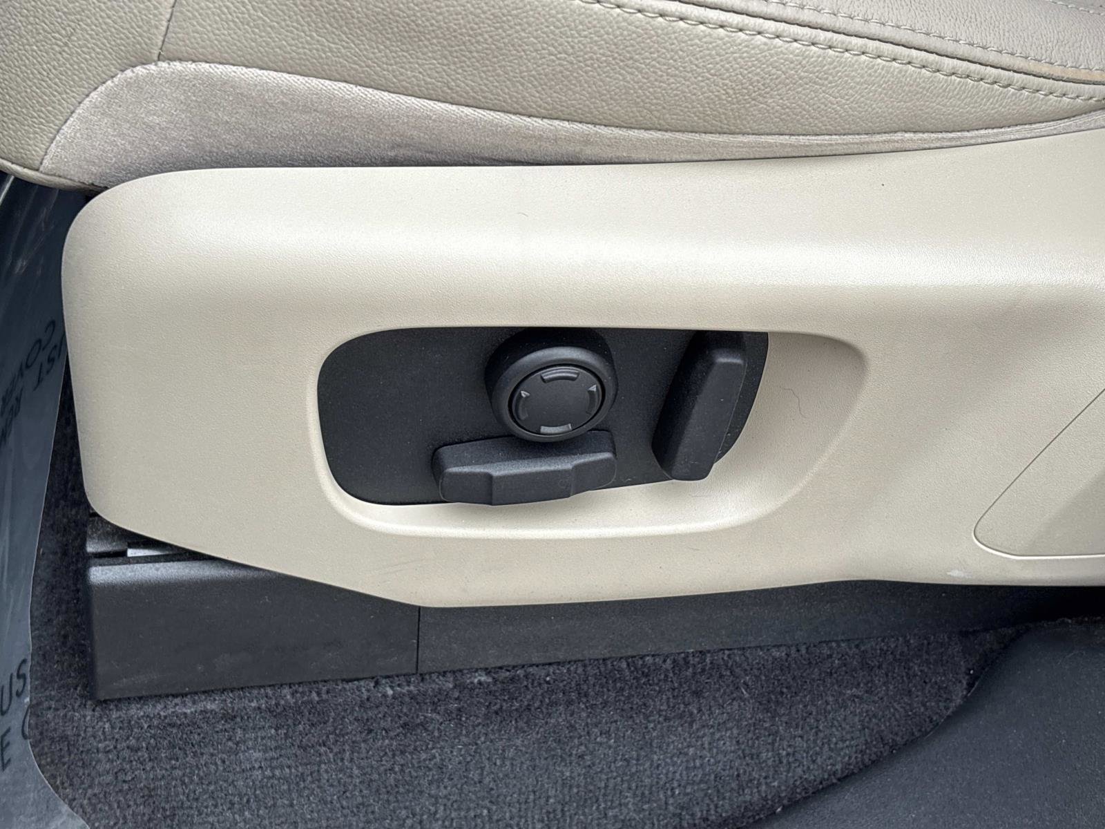 Used 2018 Land Rover Discovery SE image 15