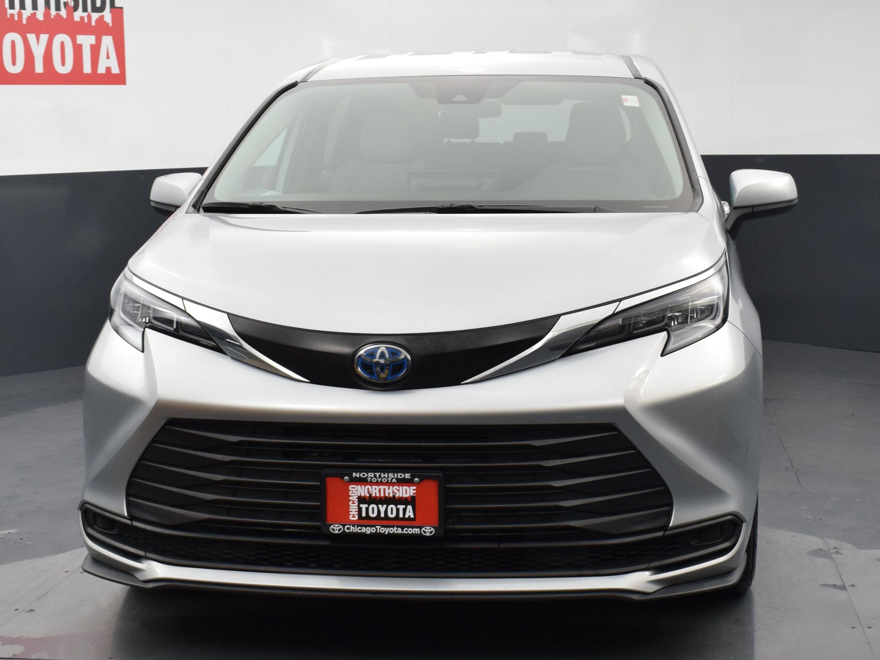Used 2025 Toyota Sienna LE FWD image 7