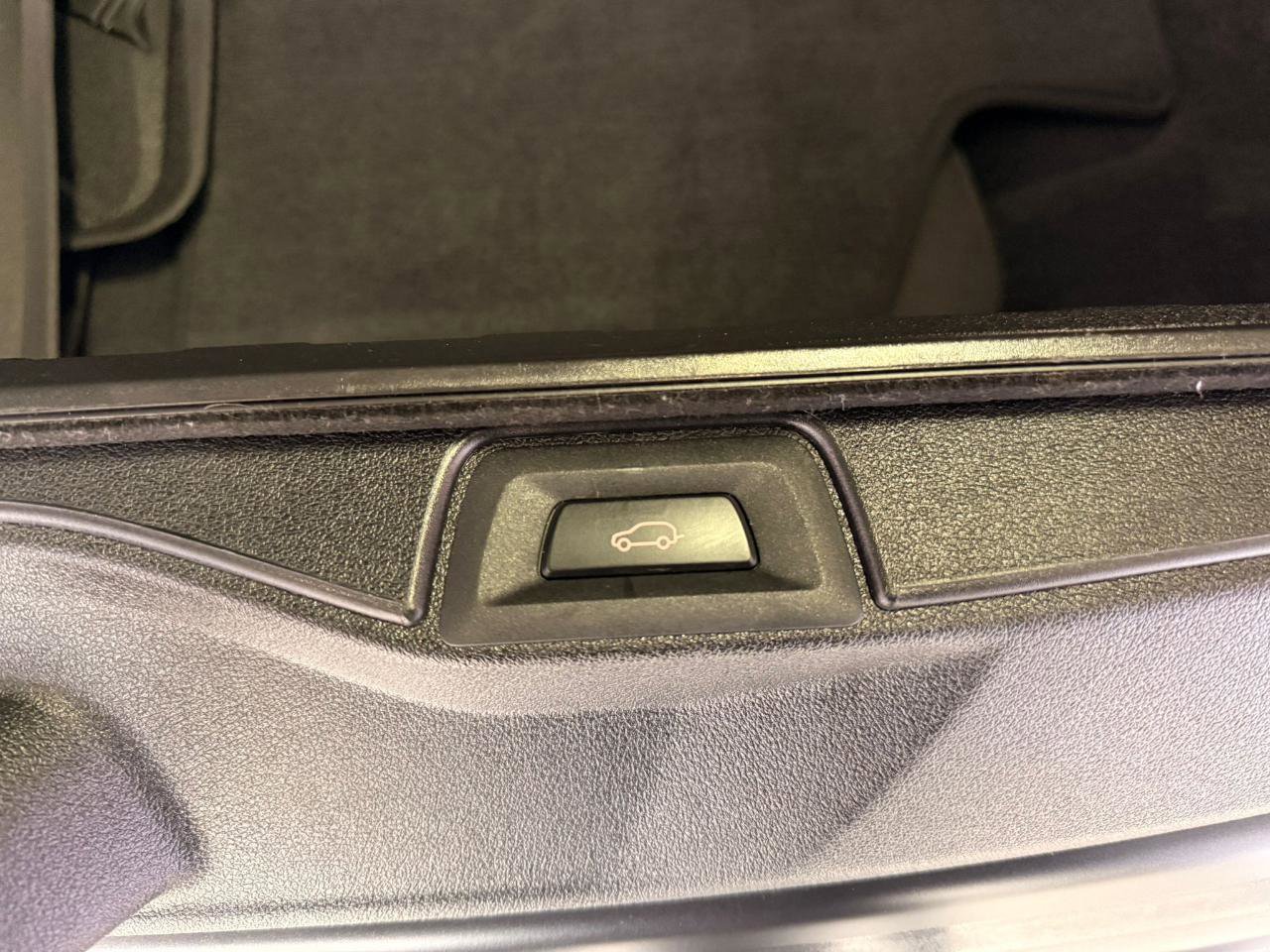 Used 2022 BMW X5 M Competition image 32