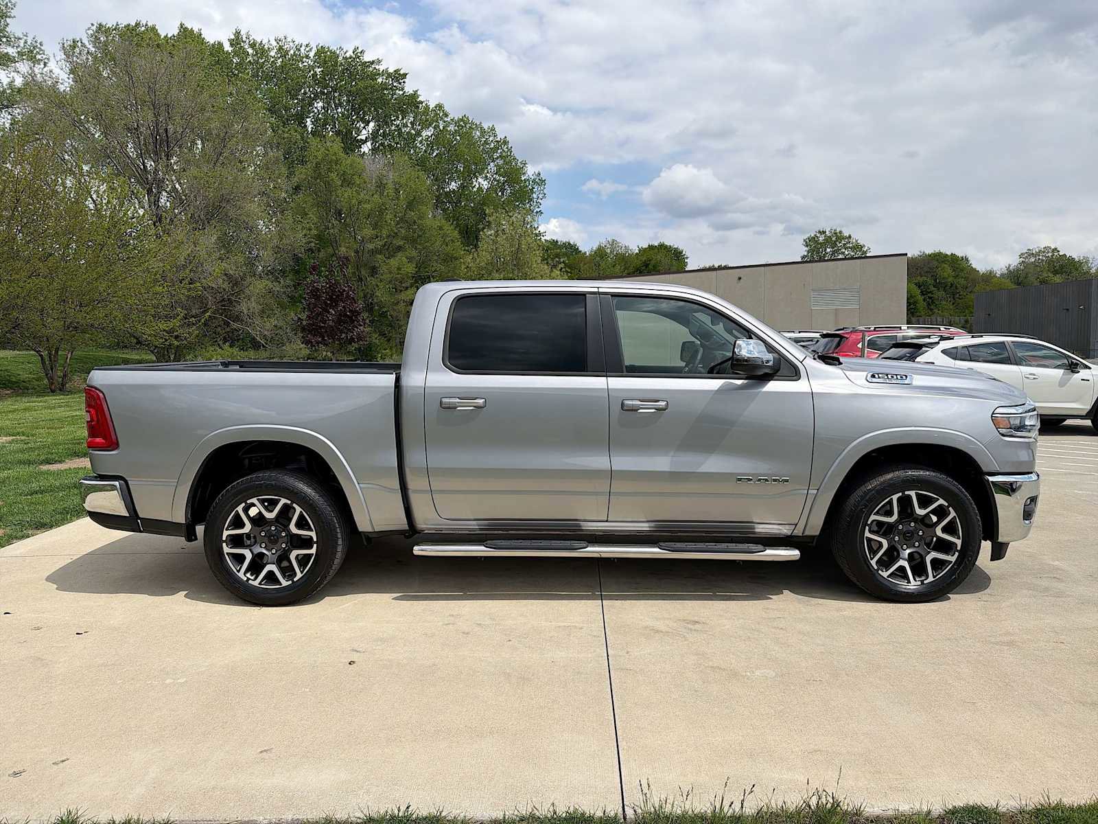 Used 2025 RAM 1500 Laramie AWD/4WD image 7