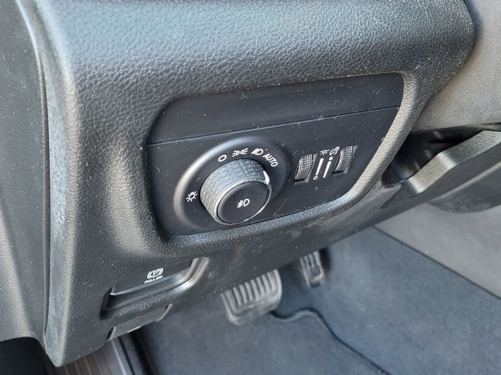 Used 2023 Jeep Grand Cherokee Limited w/ Black Appearance Package image 17