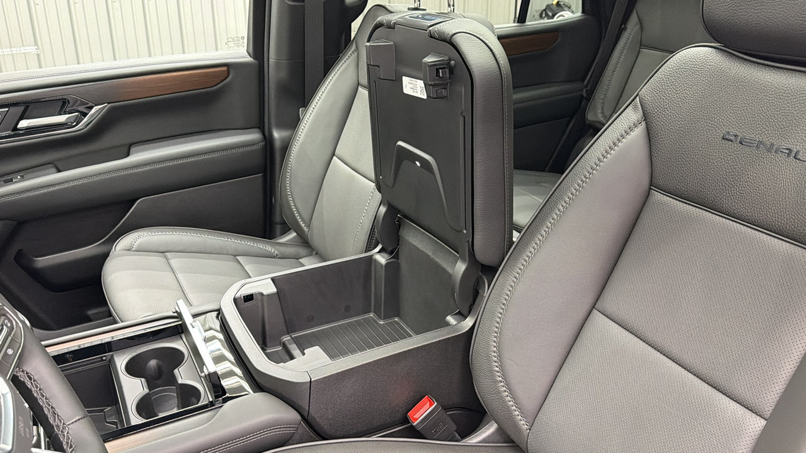 Used 2026 GMC Yukon Denali w/ Sun & Power Step Package AWD/4WD image 24