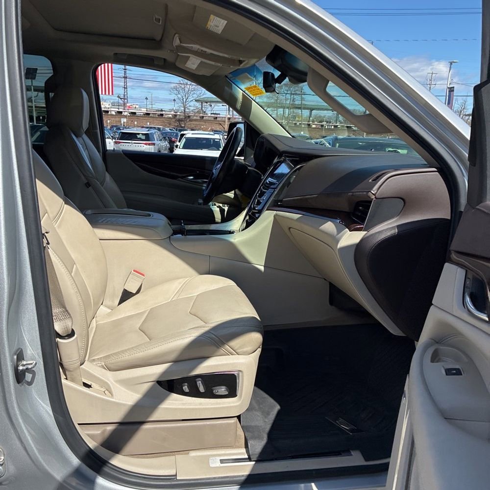 Used 2017 Cadillac Escalade ESV Luxury image 8