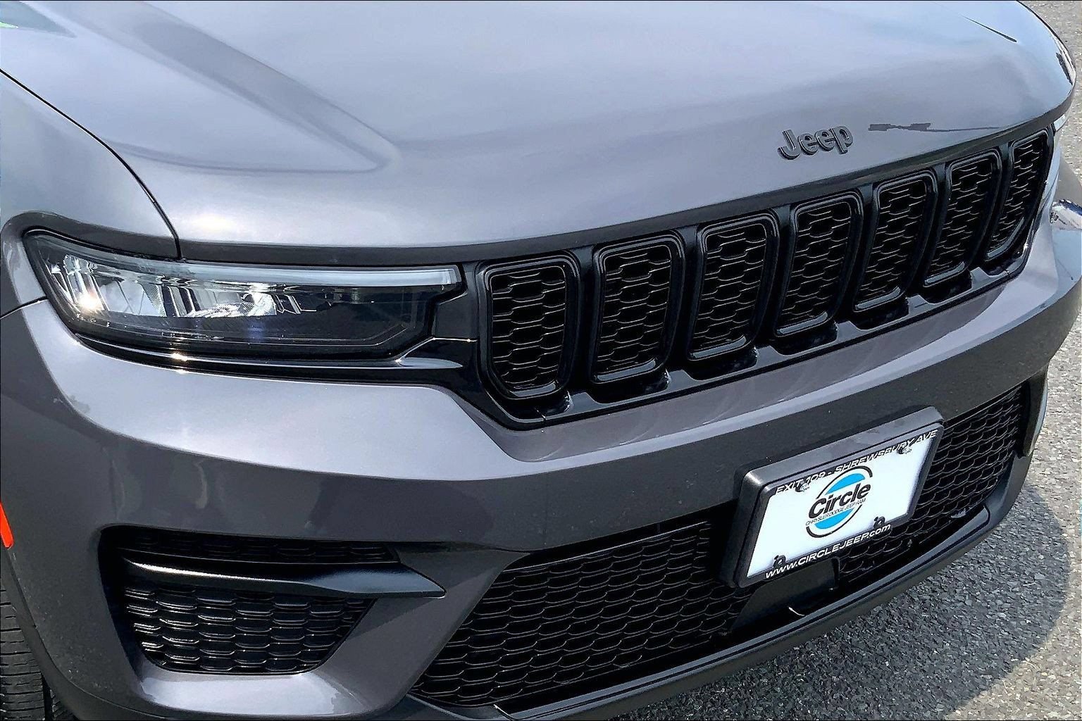 Used 2023 Jeep Grand Cherokee Altitude AWD/4WD image 28